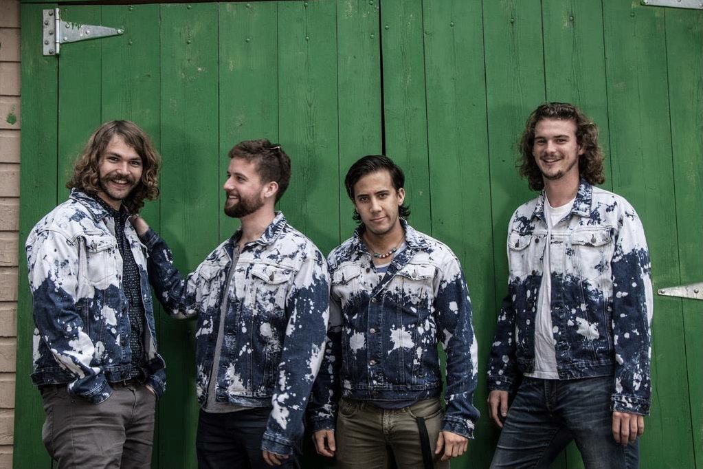 sconniebar's tweet photo. We have Woodrow tonight at 8! Come grab a drink and have a listen! $3 captain mixers, $3 cherry bombs, and $7 domestic pitchers! https://t.co/2nwjgVbK0N