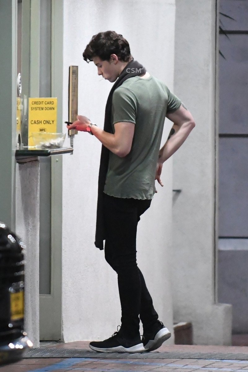 DMLBackup_'s tweet photo. Shawn out in Los Angeles today. https://t.co/4wVbH2axib