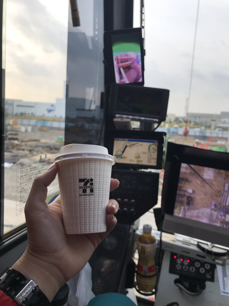 matumatu04's tweet photo. 今日の朝はセブイレのコーヒーとピザまん☕️
このコンビ最強すぎる。 https://t.co/eCJlk9slTP