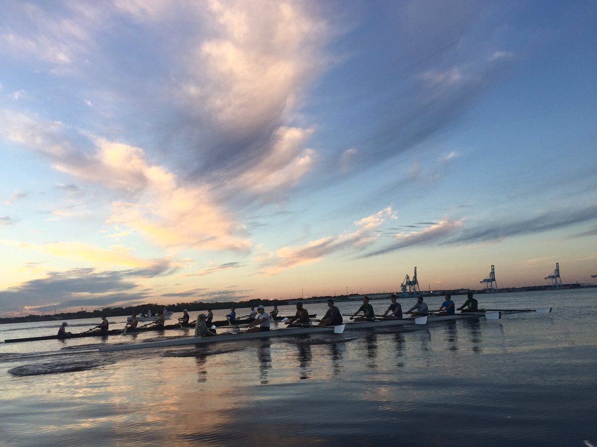 JAX_MROW's tweet photo. Winter training is tough. Sunsets on the St. John’s make it better. #BeYourPiece #JUPhinsUp @JAX_Dolphins @JacksonvilleU https://t.co/38r1FdGXqs