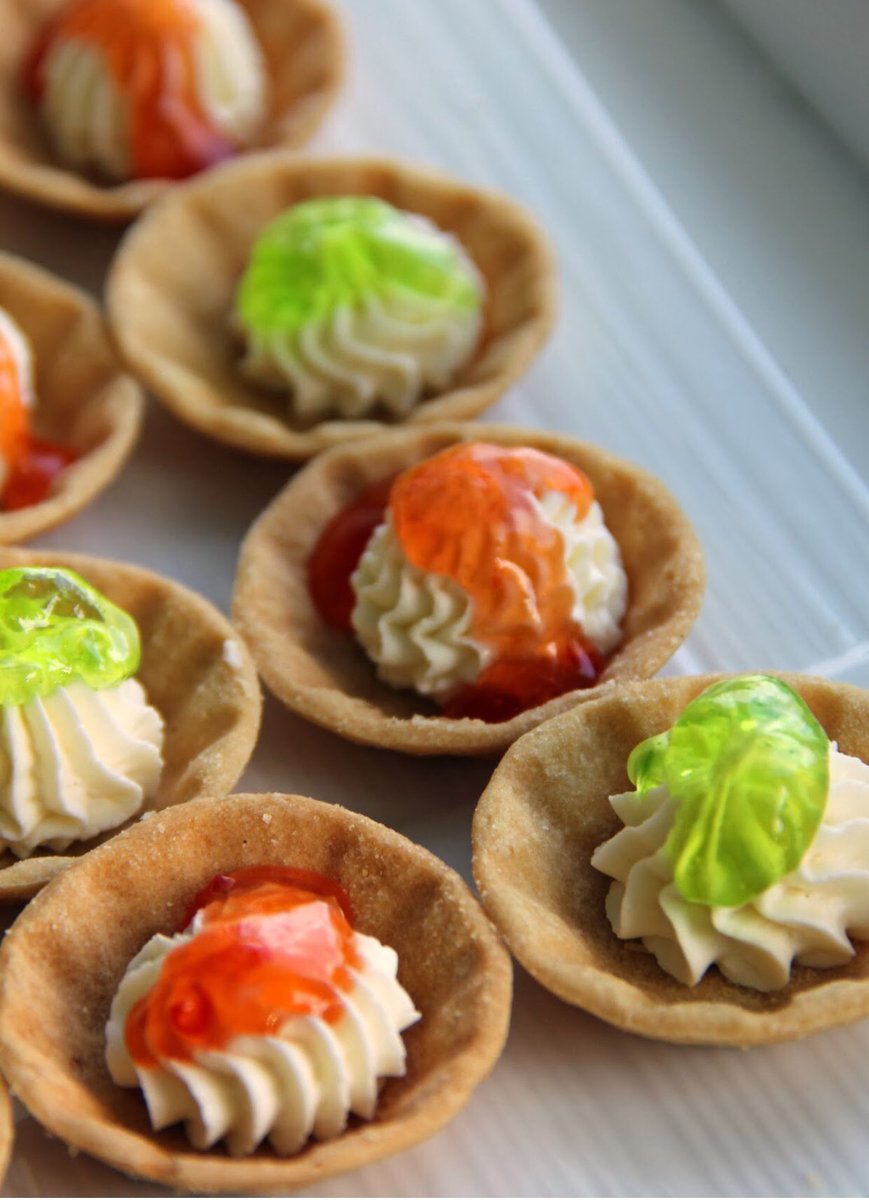 joandsue's tweet photo. Dreaming of easy #ChristmasAppies like these #creamcheese and #jalapeñojelly crackers. #phillyup @PhillyCanada https://t.co/qNo6WvjGho