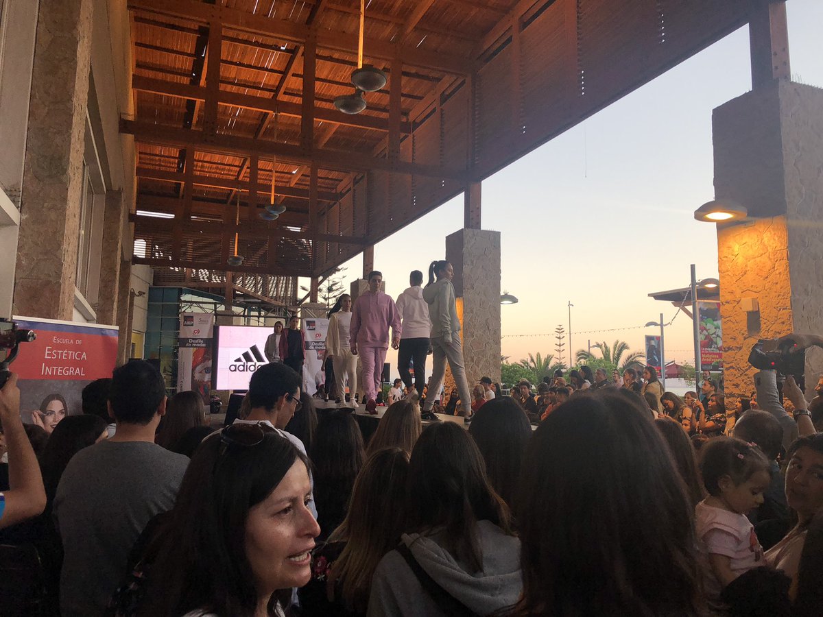 ceciliamdc's tweet photo. Ahora en Terrazas Mallplaza Antofagasta Desfile de Modas AIEP en #Mallplaza #Antofagasta #AIEP #Americanino #Falabella #Adidas #Mattheu #Ficcus #Aldo #Mossimo @SebastianFerrer @MallplazaCL https://t.co/NbncOAPRkl