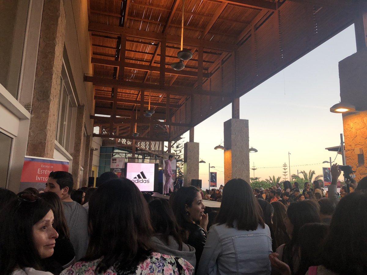 ceciliamdc's tweet photo. Ahora en Terrazas Mallplaza Antofagasta Desfile de Modas AIEP en #Mallplaza #Antofagasta #AIEP #Americanino #Falabella #Adidas #Mattheu #Ficcus #Aldo #Mossimo @SebastianFerrer @MallplazaCL https://t.co/NbncOAPRkl