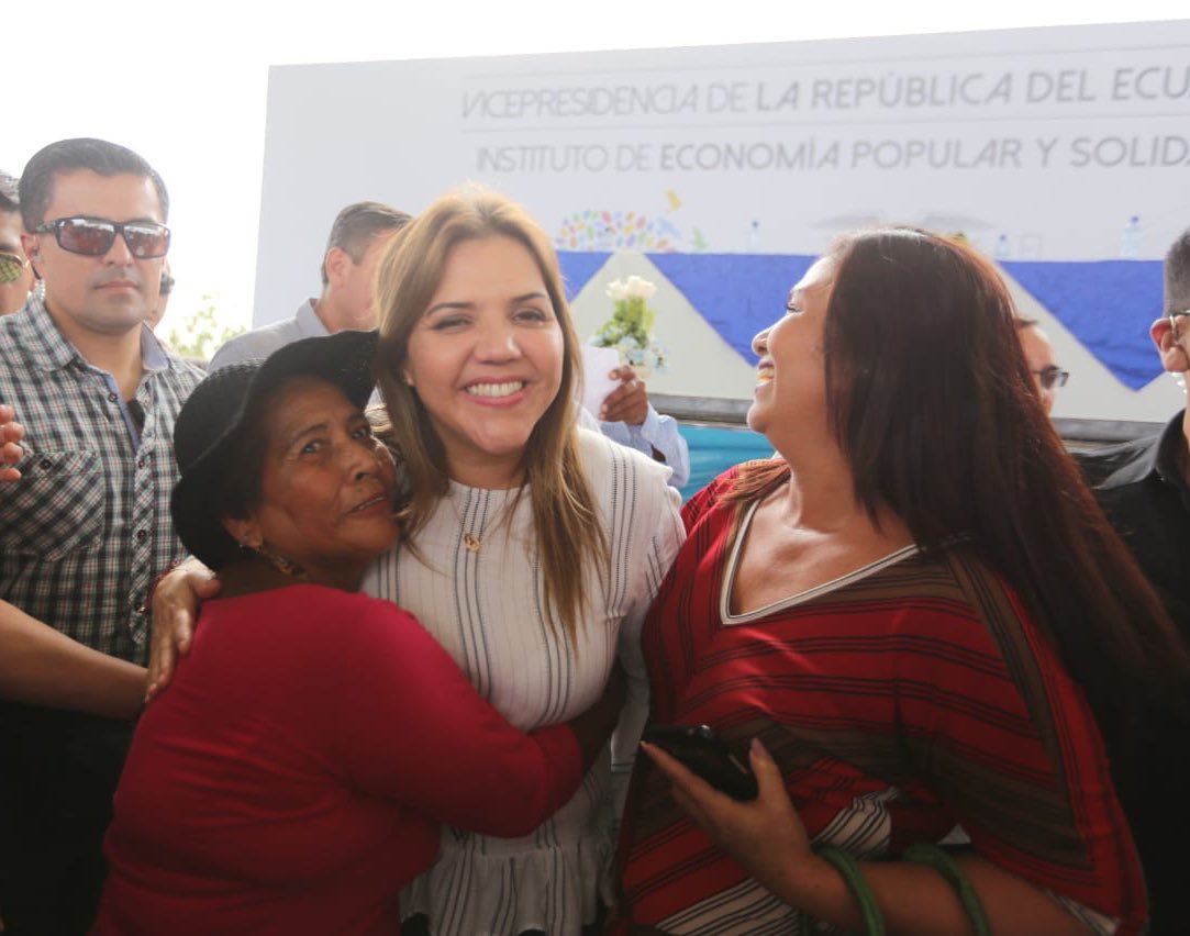 marialevicuna's tweet photo. ¡Vamos adelante, la #EPS es la apuesta al desarrollo! 👏🏼

Muchas gracias por el cariño, la solidaridad y respaldo. Siempre seremos consecuentes con ese cariño, con más trabajo, con más compromiso y con los principios y convicciones intactas. 

#FortalecemosEPS https://t.co/AoIZIVgQF4