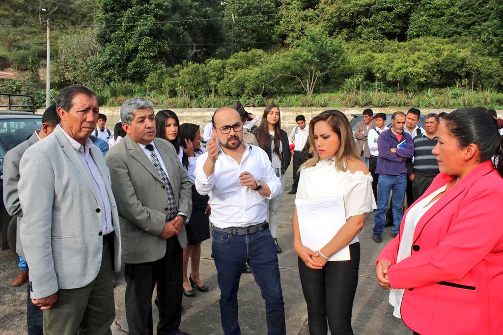 juandehowitth's tweet photo. #Patate Crea tus propias oportunidades a través de tus sueños, ese fue mi mensaje para los jóvenes del Instituto tecnológico superior Benjamín Araujo a quienes entregamos las instalaciones de la escuela José Filomentor Cuesta. Ellos tienen un proyecto de fresas semi hidroponicas https://t.co/GVRyzRu39c