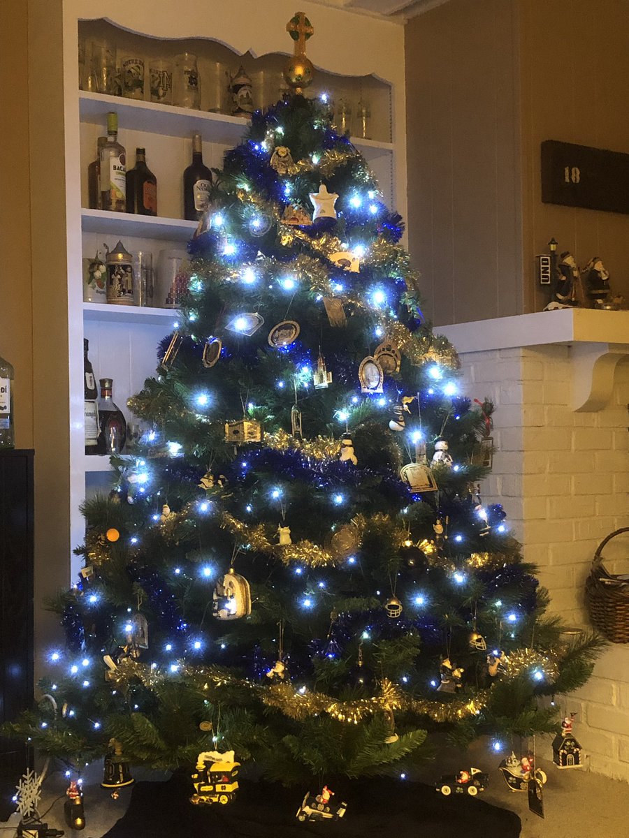 ChuckHauger's tweet photo. Finally finished my Christmas tree... #fightingirish_christmas #GoIrish https://t.co/7MWSfKhXvI
