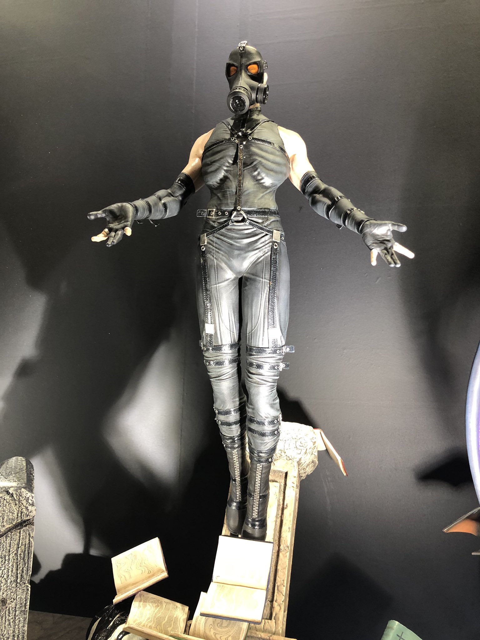 Sin そういえば東京コミコンの豆魚雷さんのブースではソリッド スネーク サイコ マンティス グレイ フォックスにヴェノム スネーク 半裸版 のスタチューも展示されてるので メタルギアファンにも楽しみがいっぱいです 東京コミコン18 Sin そういえば東京コミコンの豆魚雷さんのブースではソリッド スネーク サイコ マンティス グレイ フォックスにヴェノム スネーク 半裸版 のスタチューも展示されてるので メタルギアファンにも楽しみがいっぱいです 東京コミコン18