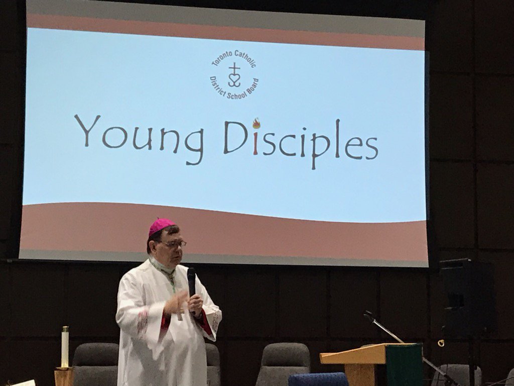 michperestcdsb's tweet image. Most Reverend Bishop Kirkpatrick explains elements of the Mass @TCDSB&apos;s Young Disciples Secondary event on November 29th. Thank you to all the bishops and priests in @archtoronto  who shepherd and nurture the faith of our students.