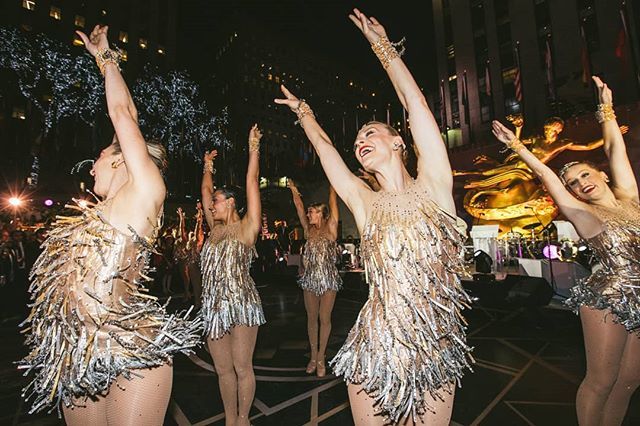 PartySlate's tweet photo. Our "December is tomorrow" mood! Glittering in gold dancers performed at this gala in the center of Rockefeller Plaza. || Planner: @gpfood | Catering: @patinacatering | Entertainment: @onthemoveevents || #PartySlate #PartySlatePro https://t.co/V0Fn4Nn84k