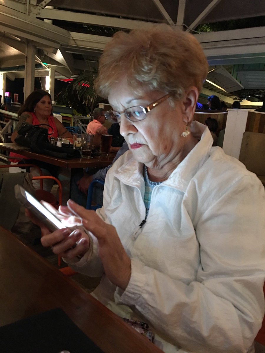 jrkuhns's tweet photo. Dinner with Mom! #AppleDoesntFallTooFar 😂📱 (at @BahamaBreeze in Fort Myers, FL) https://t.co/AYXrIvHQ3i https://t.co/VY1U6GsHjK