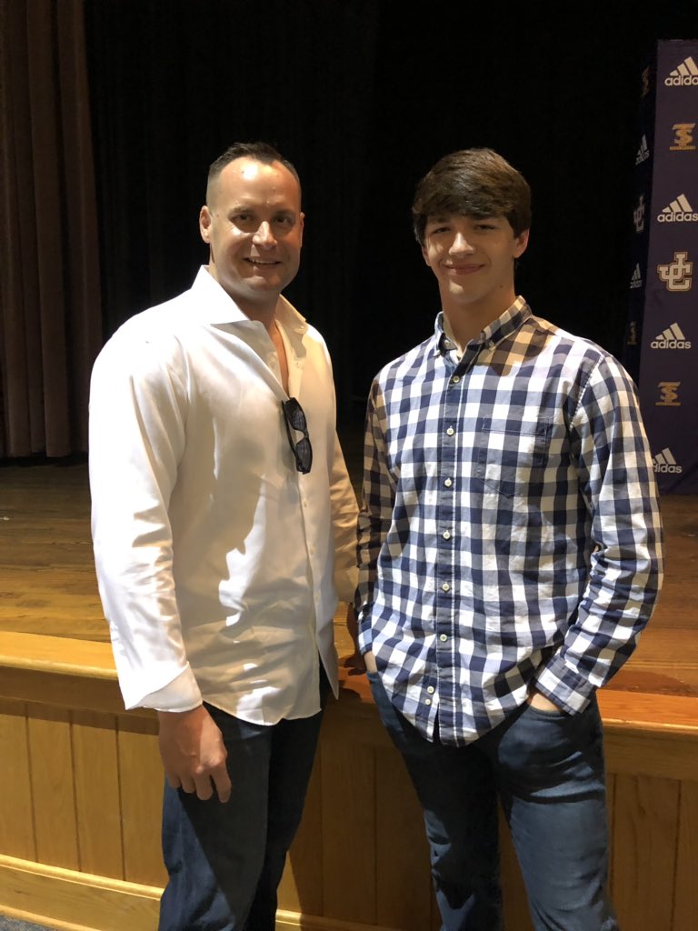 RedAlertCrew's tweet image. This guy walks the walk when he says he is committed to a goal. Hard work and sacrifice pay off. Congrats @Dawson_B_5 on your Official Signing to play at Young Harris next year!