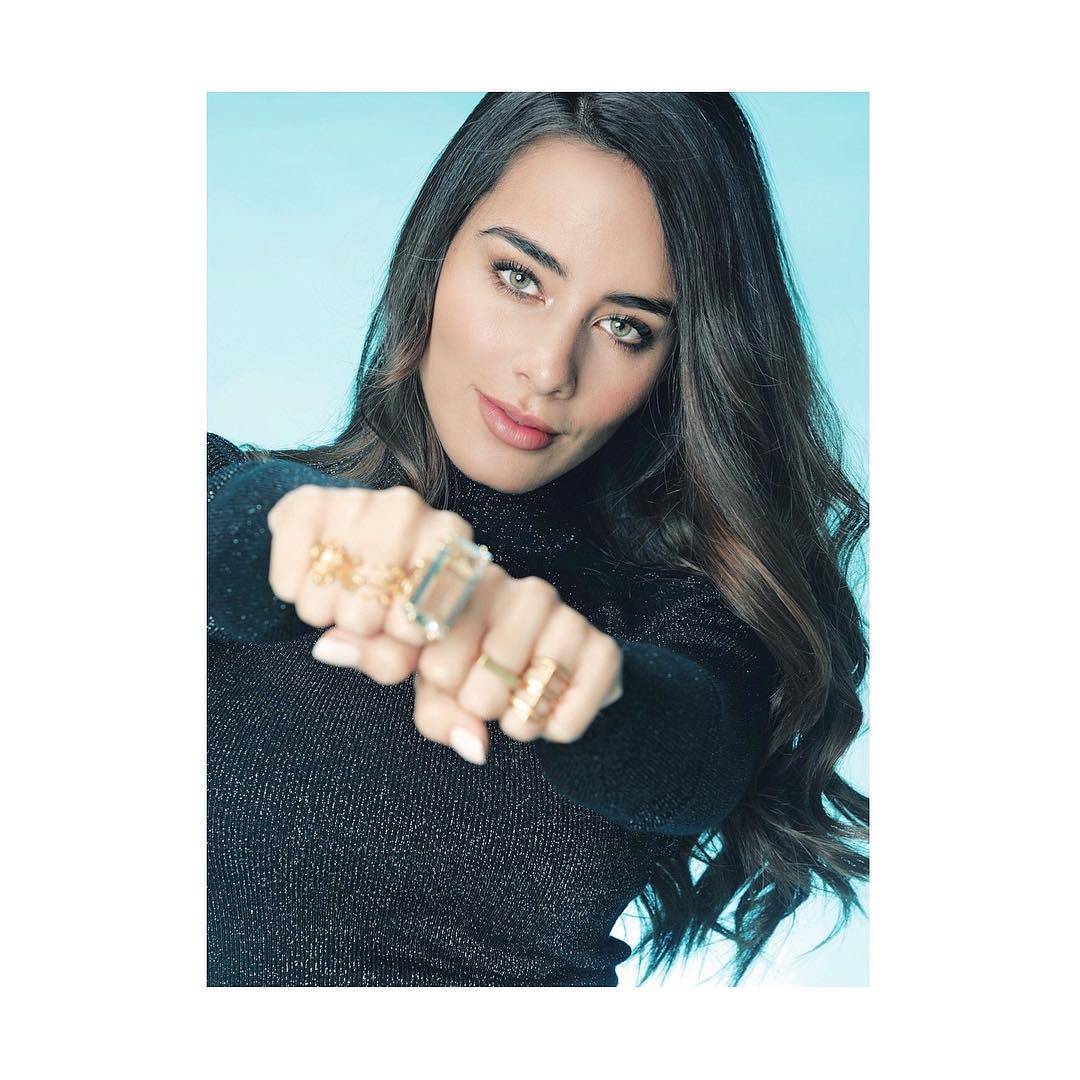 EstiloDF's tweet photo. ¿A punto de casarse? @ESMEPIMENTEL podría vestirse de blanco y no lo podemos creer 😱👰👉👉 https://t.co/X4tVM8fPMV https://t.co/MqolHqL2bn
