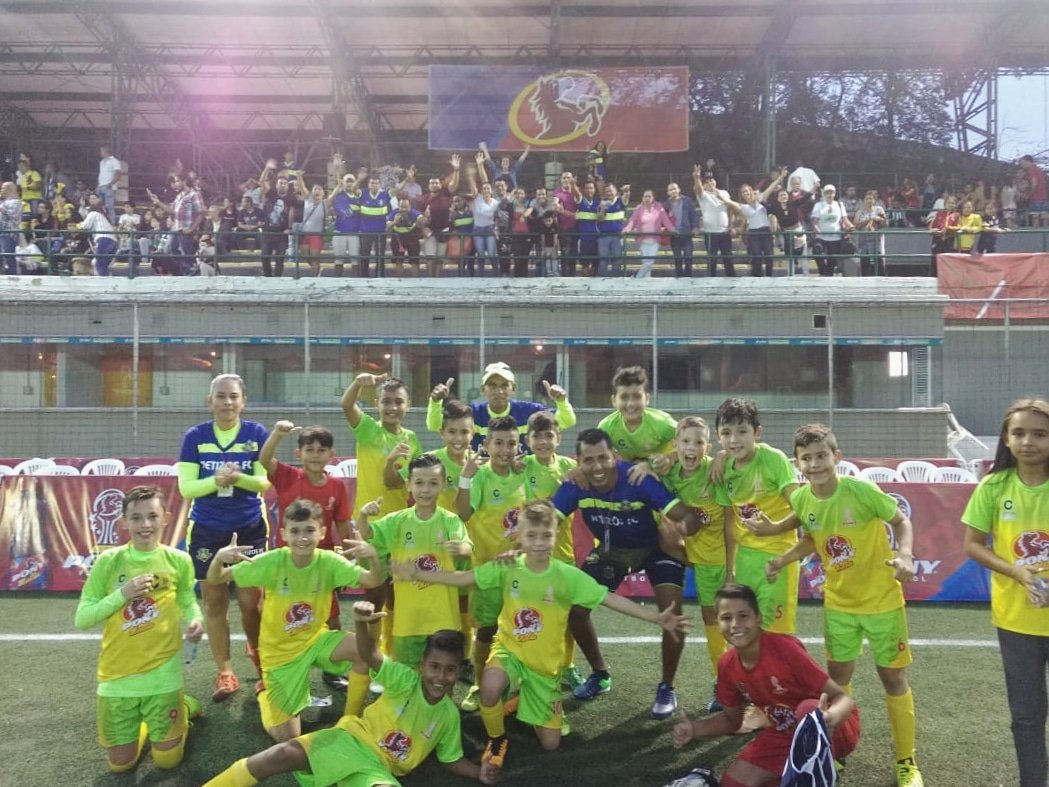 Por 1ra vez en la #historia un equipo #santandereano llega a la #final de la #LigaPonyFútbol. Debemos creer en el talento de nuestra tierra, vamos por el título con @lospetizosfc. 💪🏽⚽🎉 Si tú piensas en derrota yo digo que no, tenemos lo necesario hay que ser campeón... 🤗
