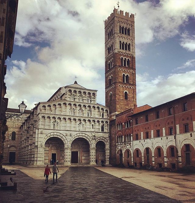 welcome2lucca's tweet photo. 🇮🇹 #forsenontuttisannoche il porticato di San Martino era spesso occupato da banchi di cambiavalute che trattavano affari con i pellegrini della Via Francigena. 🤑
A testimonianza di questa funzione è un’iscrizione monumentale che rimarca l’impegno dei cambiavalute a non frod… https://t.co/CGBvQgS2dP