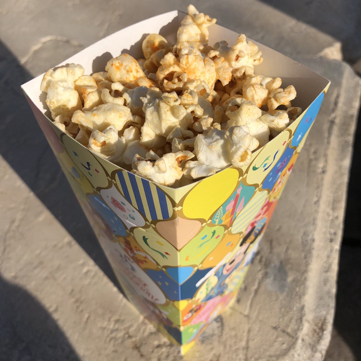 Shunsuke 今日から東京ディズニーシーのヴィアデッレのポップコーンワゴンで麻辣味のポップコーンが販売されています 早速食べました とてもスパイシーな香りで味も麻辣のピリ辛でしっかり味付けしてあってとても美味しかったです Tdr Now