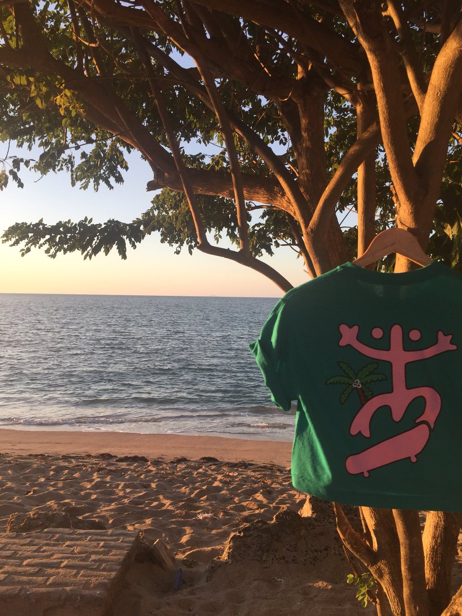 skatemamis's tweet photo. Lo que necesitas es:
1)  Pasar los finales
2) Ir para la playa  
3) Chillial tu camisa Skatemamis #Apoyalolocal https://t.co/XugeuI1TQw