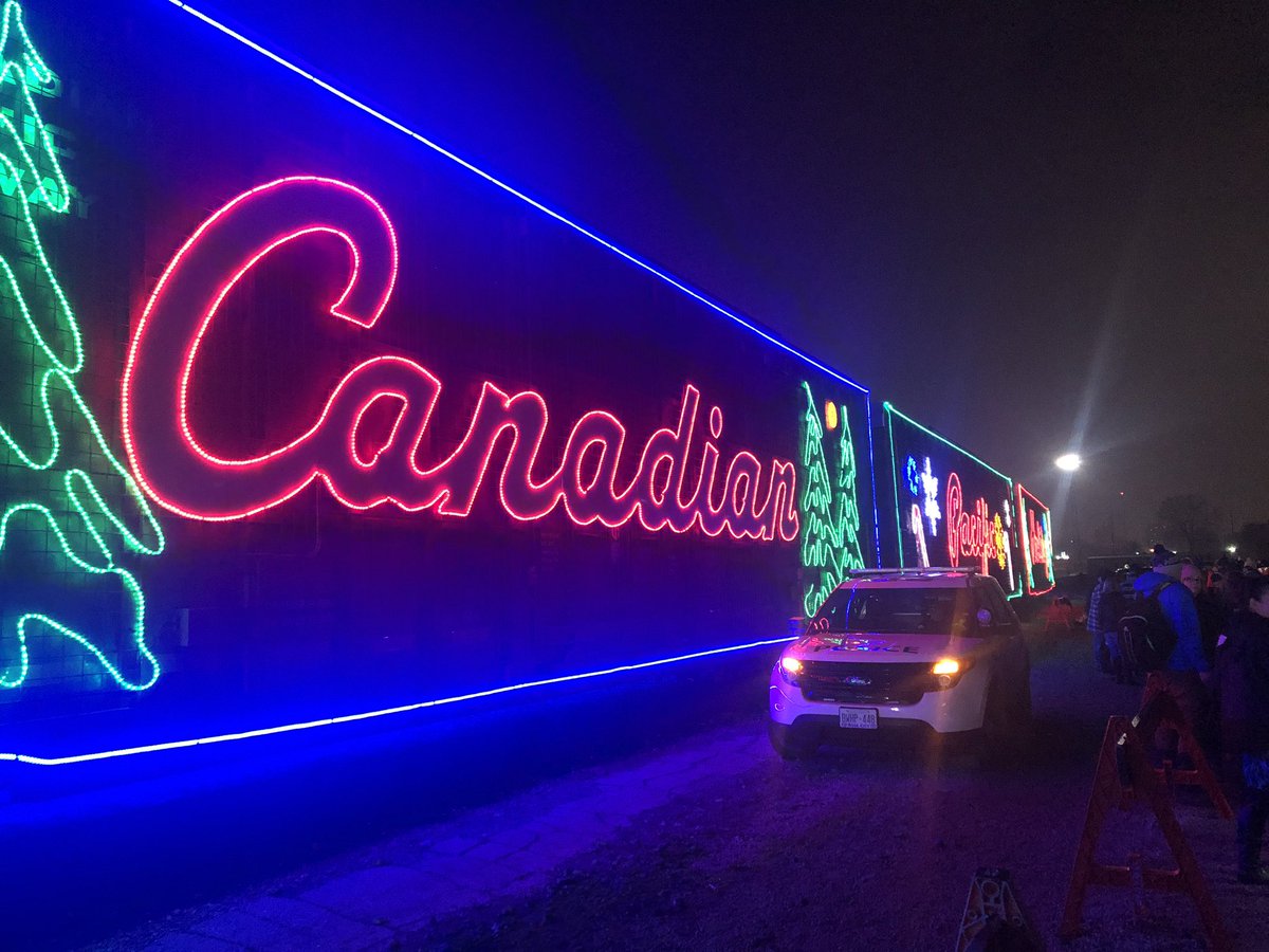MsBabic's tweet photo. Perfect evening to take my cousin out and enjoy some Canadian history and music by @samrobertsband @CPHolidayTrain #CPholidaytrain #firsttimeincanada π¨π¦ https://t.co/FYZMh0b1L0