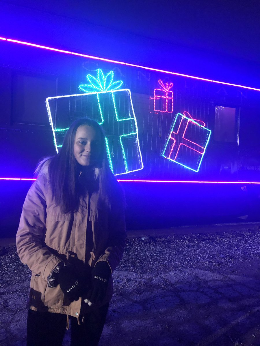 MsBabic's tweet photo. Perfect evening to take my cousin out and enjoy some Canadian history and music by @samrobertsband @CPHolidayTrain #CPholidaytrain #firsttimeincanada π¨π¦ https://t.co/FYZMh0b1L0