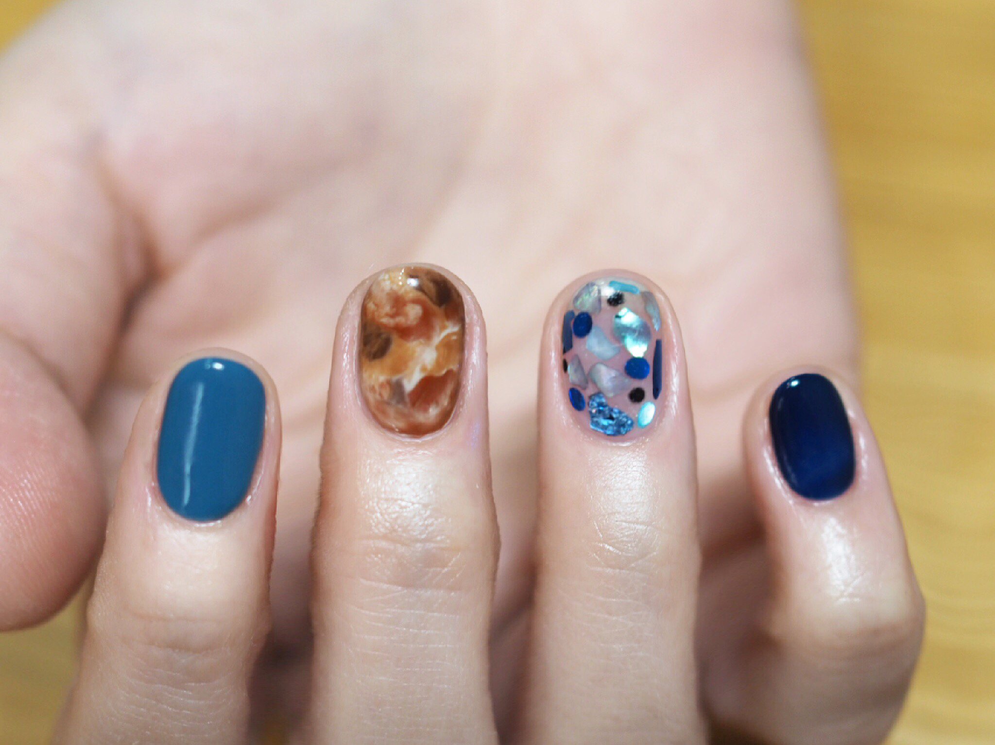 Nail Yumihari 白茶マーブルと寒色 白ベースのべっ甲にくすみブルーとダークネイビーをあわせ 一本はシェルとホロでキラキラに 6800 ネイル ネイルデザイン ショートネイル ナチュラルネイル ニュアンスネイル 冬ネイル シンプルネイル