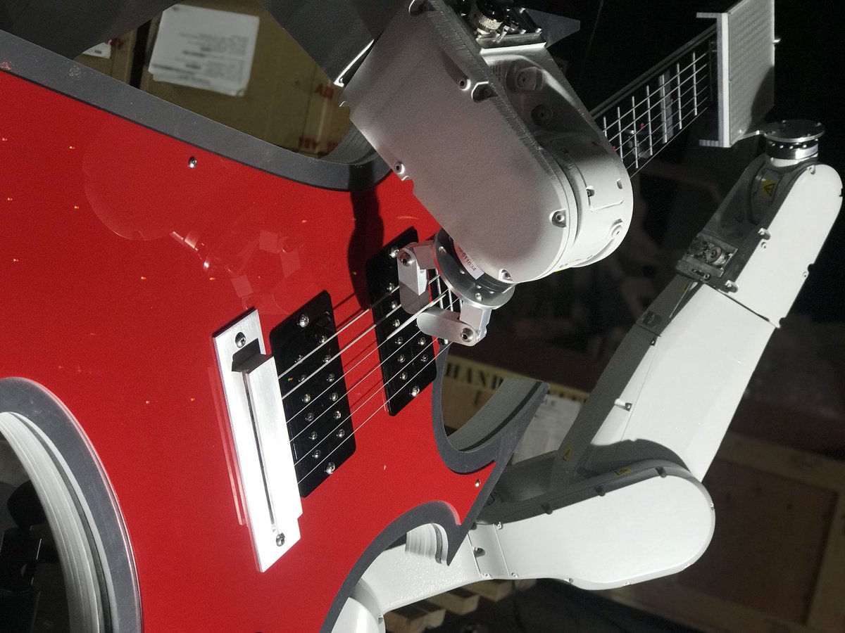 AndyRobot's tweet image. Music with @ABBRobotics #robots and #RobotAnimator software #art #design #music  #Shanghai 🇨🇳