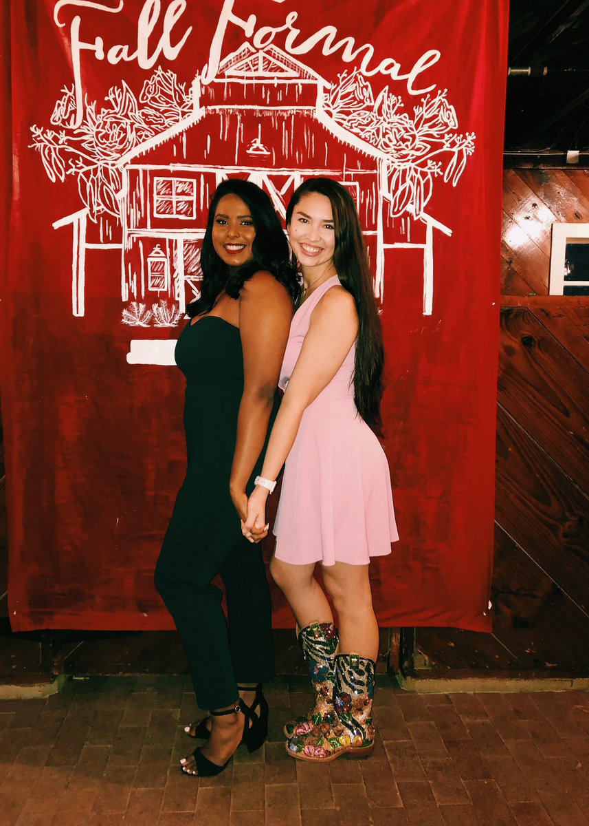 KeyuriPee's tweet photo. thankful for all the alpha chi memories💕💕 #finalformal https://t.co/eEWQO3rkOI