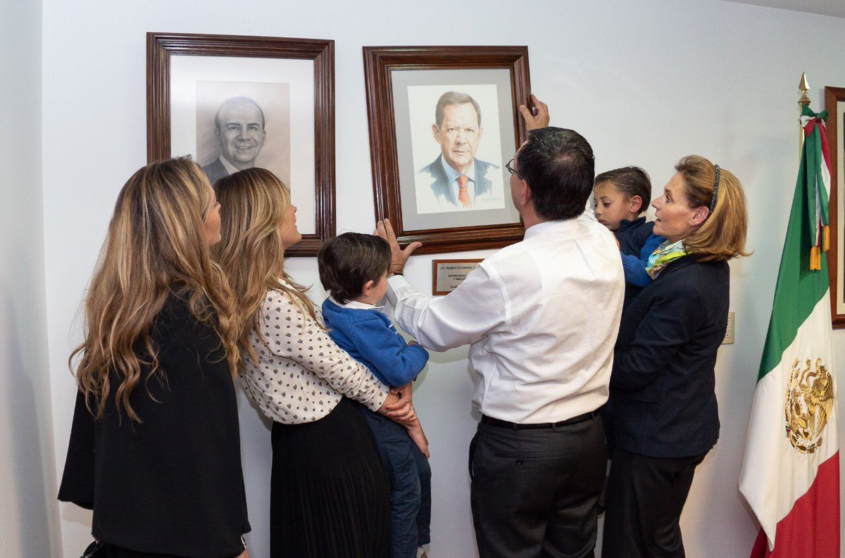 Ya para terminar invité a mi familia a conocer la que fue mi oficina y a colgar juntos mi retrato en la Sala de Secretarios.