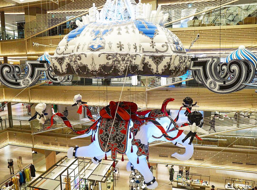 peko_shanghai's tweet photo. GINZA SIXのクリスマスは
ニコラ・ビュフの
冬の王国と夏の王国の物語
#ginzasix
#nicolasbuffe
#christmas https://t.co/dl5UA1Tu4e