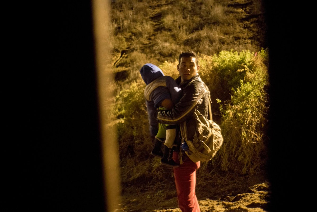 A man and his baby: A desperate bid to cross into US bit.ly/2KLumDo?utm_so… https://t.co/2lsUMkZ8Px