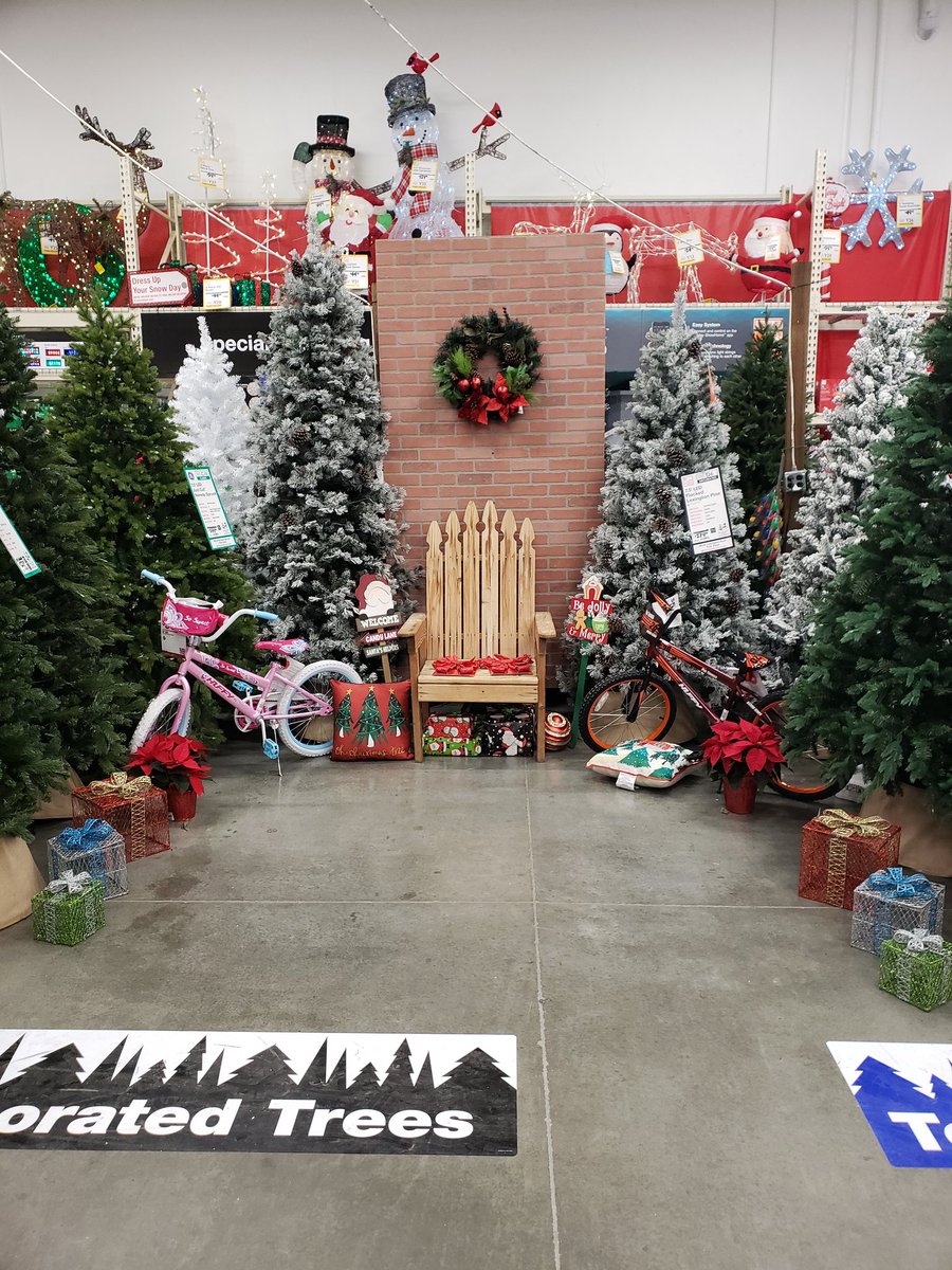 Steven_J_65's tweet photo. Santa Claus came to visit store 4748 today and he brought along his favorite Elf  OPS Asm Wanda. @SworyDan @WandaRivera1 @darinhalvorsen @ChrisHR0198  #4748OmakWa https://t.co/HgM5IpTeo2