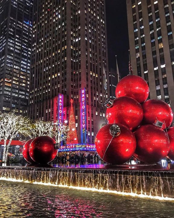 nyctourism's tweet photo. For 17 Reasons Why NYC Is Magical During the Holidays, visit https://t.co/X45usj0mwy. 

📷: @itskatrin_ via IG https://t.co/osiwAWrOBG
