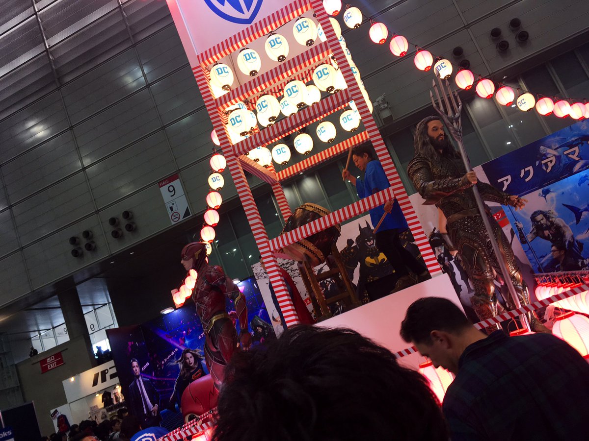 dc_jp's tweet photo. ／
ドンドコ🏮ドンドコ🏮
＼
ワーナーブース内に太鼓の音が鳴り響く...

DC神輿の練り歩きタイム✨✨
コミコン会場を盛り上げます👍見かけた方はぜひご参加ください🏮🏮
わっしょい🙌わっしょい🙌
#東京コミコン #DC祭り https://t.co/PMCMKfdUbY