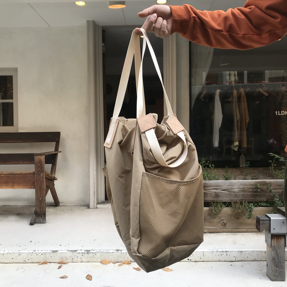 Hender Schemeのfunctional tote bagは、メッシュとナイロン、レザーの 