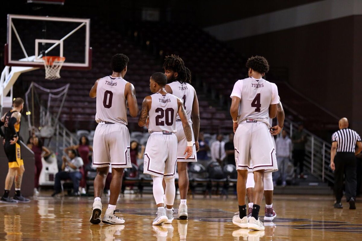 espndave7's tweet photo. WELCOME HOME TIGERS ! 
The Texas Southern University crowd was electrifying last night. Lead by Jermey Combs and Derrick Bruce who combined for 39 points, the Tigers survive a close one beating Huston-Tillotson 81-76 in there first home game. @TheySleep_55 @ImSoTSU @TXSOTigers https://t.co/M9ka2WysVp