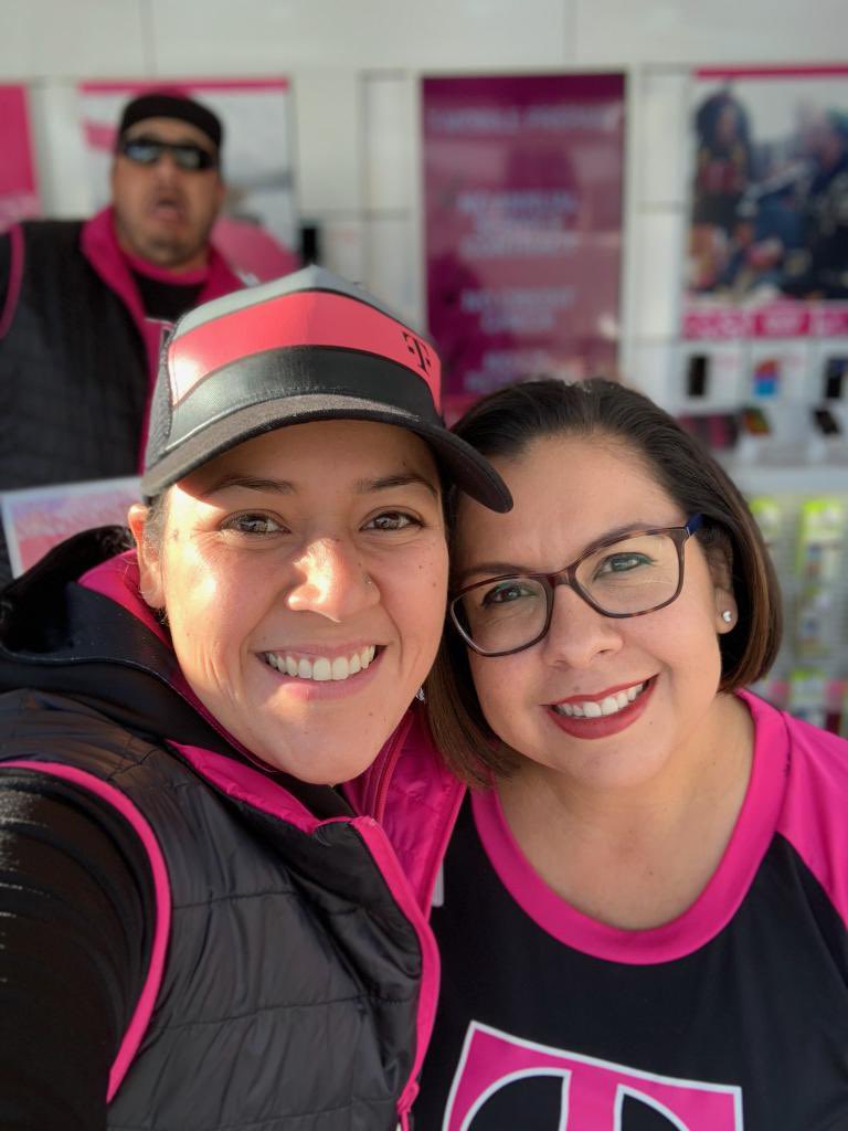 CaptnSeriousFun's tweet photo. @TMobileTruckLV showing some love to the #EPWest #CenturyPlaza team! Thank you @DianaEstrellaLV and @GoodD33ds for your awesome support and for being true #MagentaBleeders @JonFreier @JohnLegere @SamSindha @SWjoeperez @Vizcaino9 @dchavar @LiMartin77 @SievertMike @rj_schoolcraft https://t.co/rzzSfRJriP