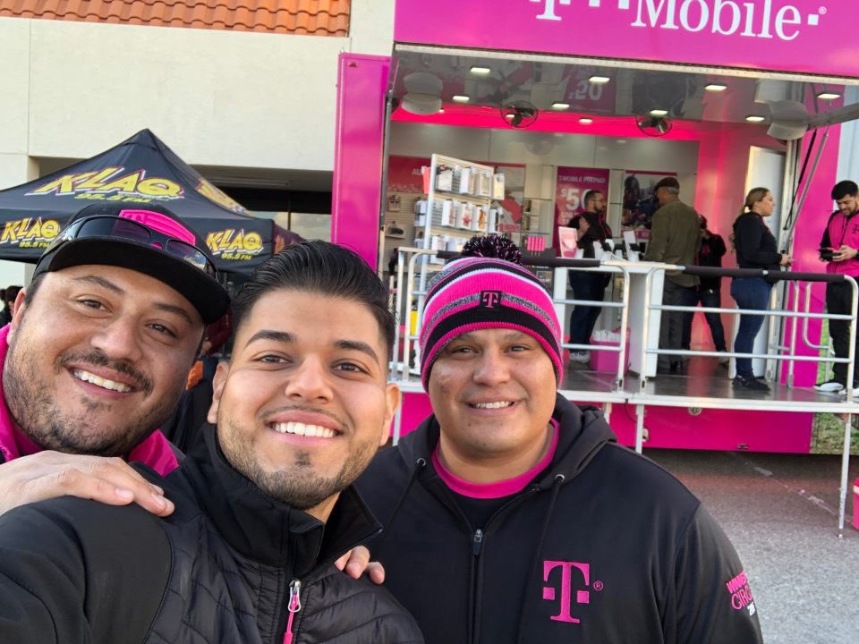 CaptnSeriousFun's tweet photo. @TMobileTruckLV showing some love to the #EPWest #CenturyPlaza team! Thank you @DianaEstrellaLV and @GoodD33ds for your awesome support and for being true #MagentaBleeders @JonFreier @JohnLegere @SamSindha @SWjoeperez @Vizcaino9 @dchavar @LiMartin77 @SievertMike @rj_schoolcraft https://t.co/rzzSfRJriP