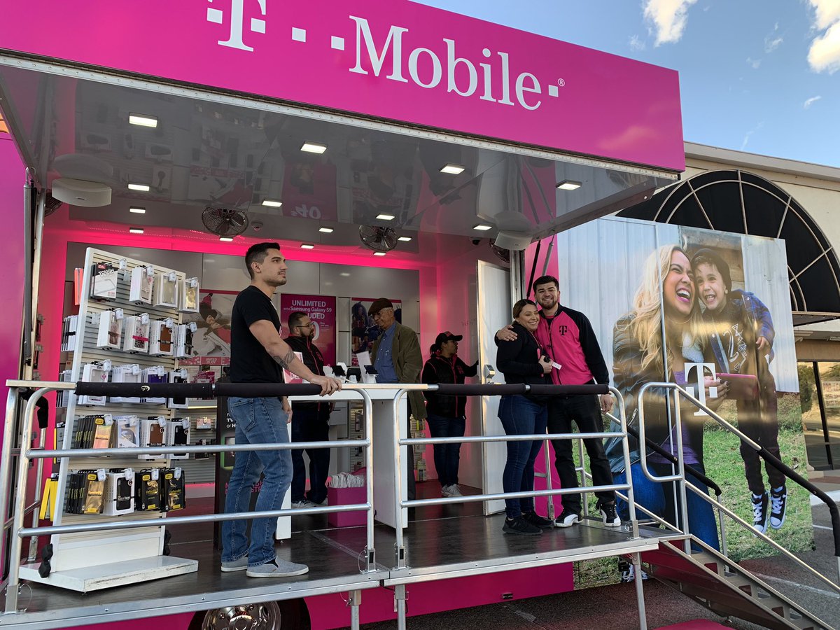 CaptnSeriousFun's tweet photo. @TMobileTruckLV showing some love to the #EPWest #CenturyPlaza team! Thank you @DianaEstrellaLV and @GoodD33ds for your awesome support and for being true #MagentaBleeders @JonFreier @JohnLegere @SamSindha @SWjoeperez @Vizcaino9 @dchavar @LiMartin77 @SievertMike @rj_schoolcraft https://t.co/rzzSfRJriP