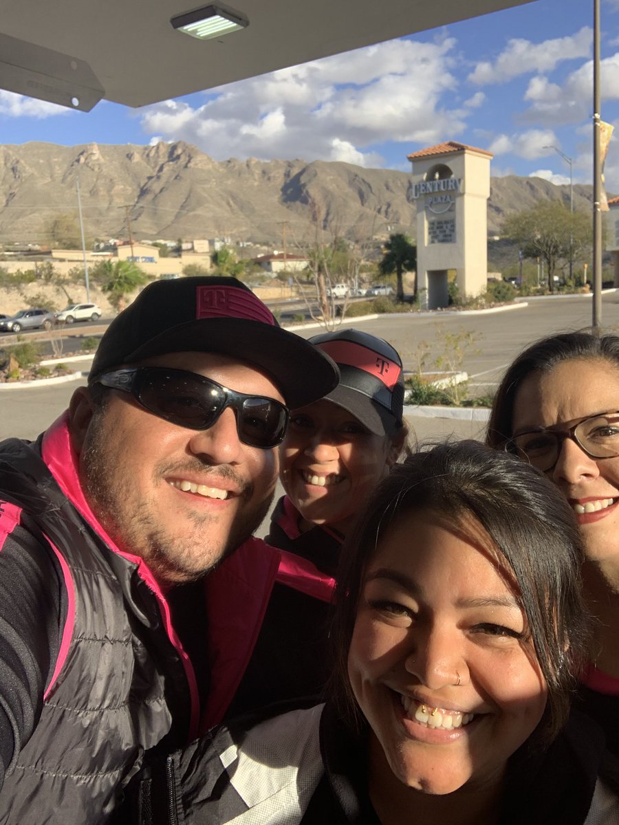 CaptnSeriousFun's tweet photo. @TMobileTruckLV showing some love to the #EPWest #CenturyPlaza team! Thank you @DianaEstrellaLV and @GoodD33ds for your awesome support and for being true #MagentaBleeders @JonFreier @JohnLegere @SamSindha @SWjoeperez @Vizcaino9 @dchavar @LiMartin77 @SievertMike @rj_schoolcraft https://t.co/rzzSfRJriP