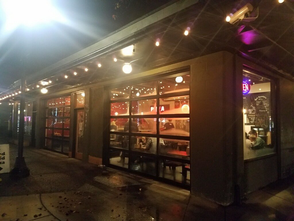 BigOsPizzas's tweet photo. It may be cold &amp; wet outside, but with a 700 degree wood fired pizza oven, it's nice &amp; warm in here... https://t.co/AEjWEjttUR
