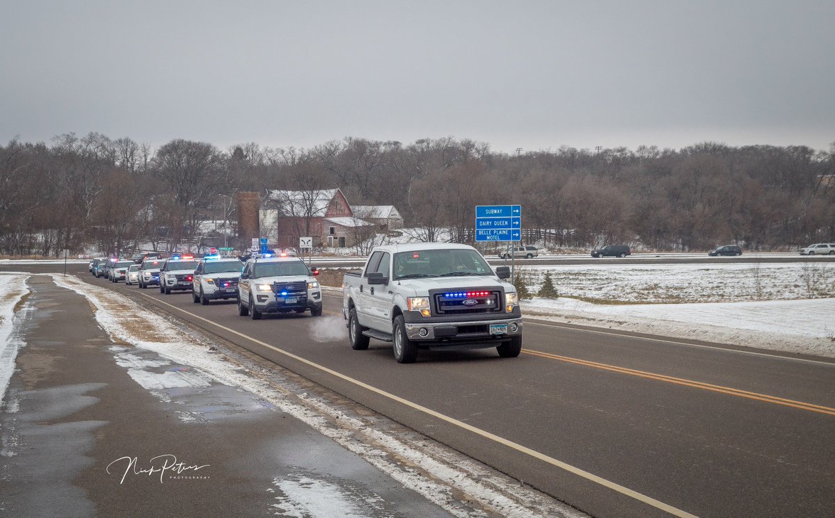 NickPetersPhoto's tweet photo. Sibley County Sheriff Bruce Ponath passed away last weekend and his funeral procession came thru #BellePlaine this morning.... the emotion watching this go by was something I will never forget.... WOW.... RIP SIR, Thank you for your service! #ThinBlueLine https://t.co/efYSssD6wd