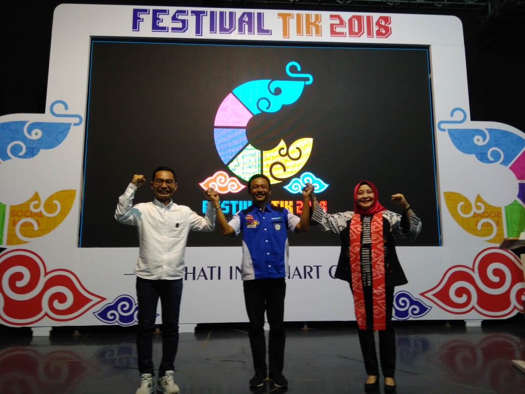 Kolaborasi <a href="/RelawanTIK/">Relawan TIK Indonesia (RTIK)</a> <a href="/kemkominfo/">IsNotSepuh</a> dan <a href="/SiBerkreasi/">Siberkreasi</a> #festik2018 #relawantik #sehatiingsmartcity #BanggaJadiRelawanTIK
