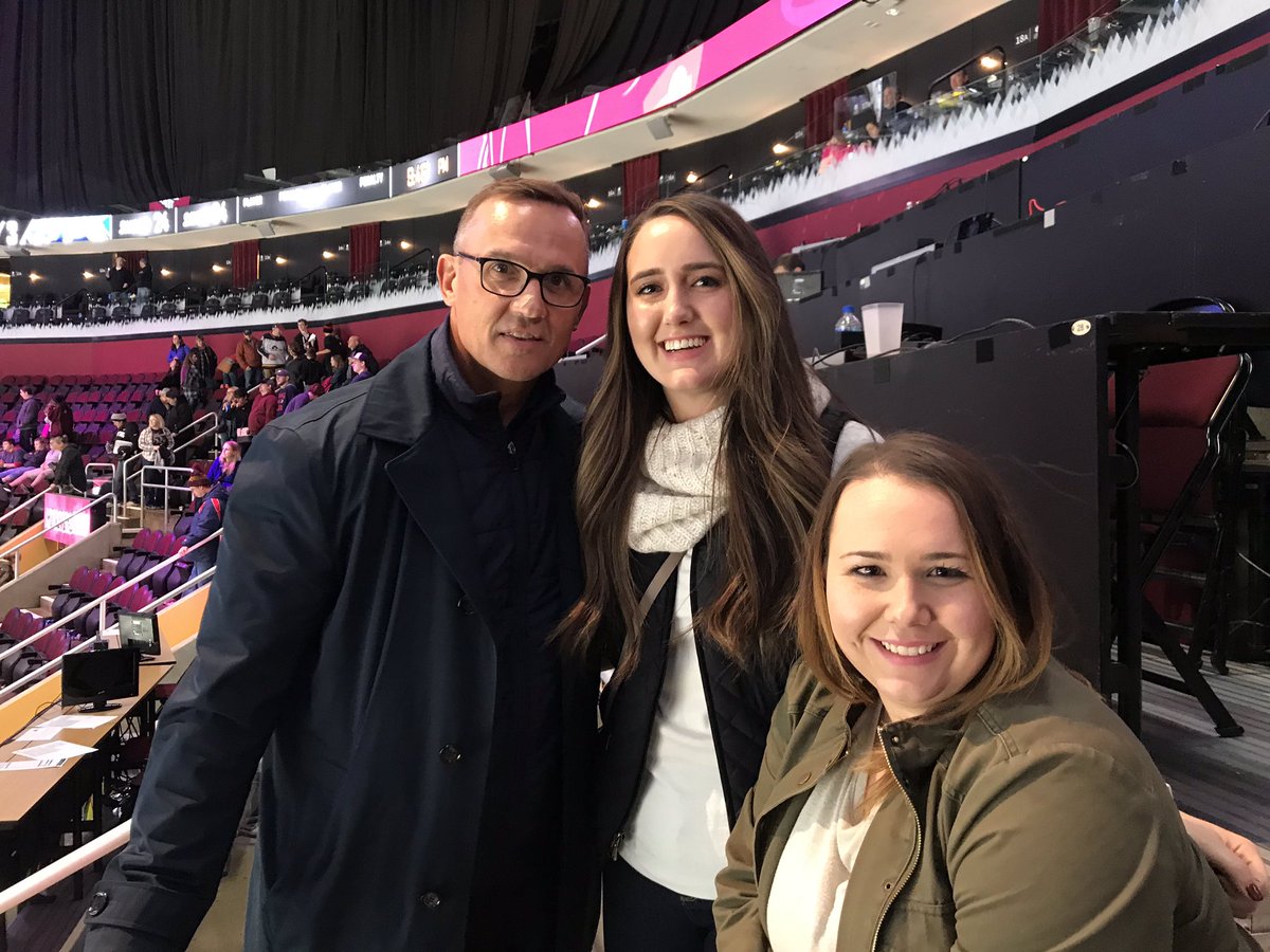 PatChun4's tweet photo. @RenCorso @helloxellen @spittinchiclets My friends were able to get a photo with this beauty. NOT A BIG DEAL. https://t.co/hQN1SJYtPy