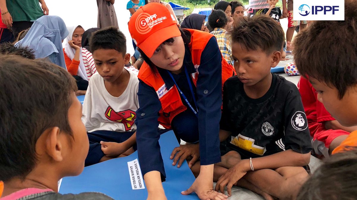 AusHumanitarian's tweet photo. Indri is a volunteering superstar. After the earthquake &amp; tsunami in #Indonesia, she joined our partner @IPPF to educate youth on HIV prevention. She says: ‘who wants to help us, if not us? I am the same human as you. You and me, are the same’. #WorldAIDSDay2018 #australianaid https://t.co/F1JxEUpLsE