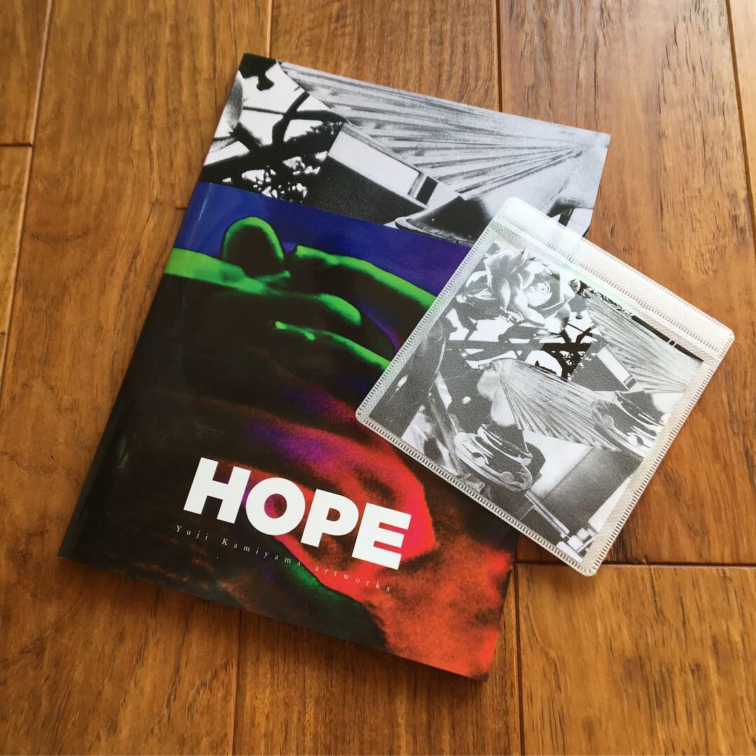 MUSTARs's tweet photo. 【HOPE】
代官山蔦屋書店で開催されている上山フェスですが、
昨日11/30からアートワーク展示も始まりました。
小生が選曲させて頂いたコンピCDが特典についたZINEも販売しております。
みなさま是非っ!!
https://t.co/qHZvhaAXwv
#HOPE #yujikamiyama #daikanyamatsutaya #mustars #鯛之太衣 https://t.co/EO4StRzcmG