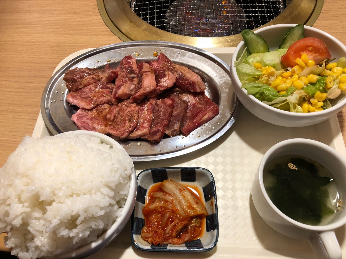 hiraku_takutore's tweet photo. おひる〜♪(*´ω`*)
後半とメシ🍽
焼肉定食ボリュームすごない!?
いくらやと思う?
うん、1000円。なるほど!
ん?1200円。ほーほー。
1800円??それは高すぎ!!
正解これ780円。
この肉の量と昔話みたいな飯で。
ええとこみつけた😂🤘笑
#YNTS
#嫁にナイショ https://t.co/0kCwYxdueN