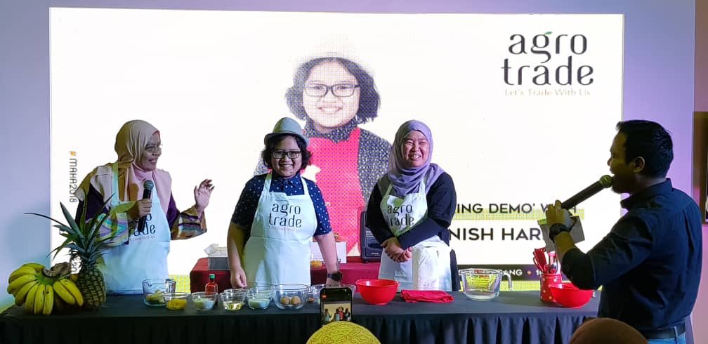 bpe_moa's tweet photo. Hari Kesepuluh: Agro Trade @MAHA2018my 

Wah! Chef cilik kita, Danish Harraz buat demonstrasi masakan bersama YBhg. Datin Fatimah binti Taha dan SUB kami YBrs. Dr. Hanisah binti Hussin. Sedapnya kek pisang cip coklat tu...!

Jom ke Agro Trade hari ini!

#AgroTrade2018 
#MAHA2018 https://t.co/hKQKnRBltT