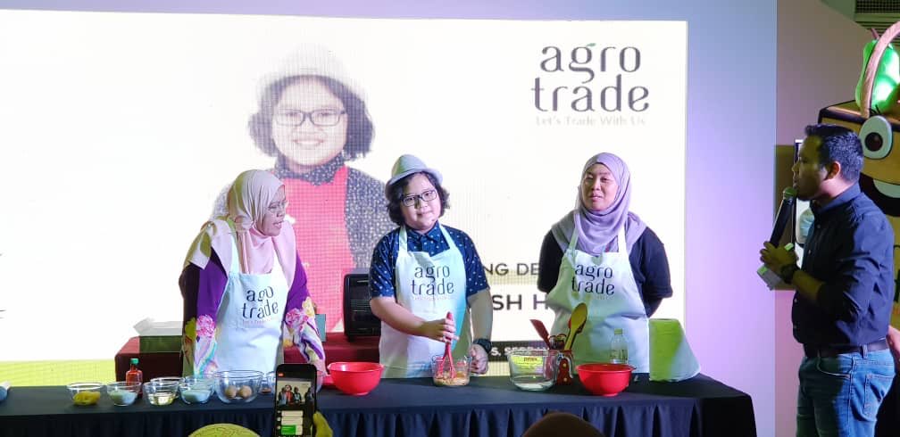 bpe_moa's tweet photo. Hari Kesepuluh: Agro Trade @MAHA2018my 

Wah! Chef cilik kita, Danish Harraz buat demonstrasi masakan bersama YBhg. Datin Fatimah binti Taha dan SUB kami YBrs. Dr. Hanisah binti Hussin. Sedapnya kek pisang cip coklat tu...!

Jom ke Agro Trade hari ini!

#AgroTrade2018 
#MAHA2018 https://t.co/hKQKnRBltT