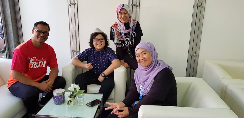 bpe_moa's tweet photo. Hari Kesepuluh: Agro Trade @MAHA2018my 

Wah! Chef cilik kita, Danish Harraz buat demonstrasi masakan bersama YBhg. Datin Fatimah binti Taha dan SUB kami YBrs. Dr. Hanisah binti Hussin. Sedapnya kek pisang cip coklat tu...!

Jom ke Agro Trade hari ini!

#AgroTrade2018 
#MAHA2018 https://t.co/hKQKnRBltT