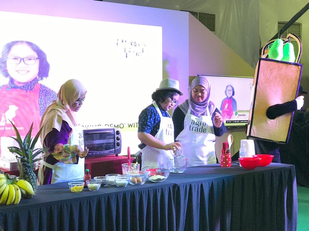 bpe_moa's tweet photo. Hari Kesepuluh: Agro Trade @MAHA2018my 

Wah! Chef cilik kita, Danish Harraz buat demonstrasi masakan bersama YBhg. Datin Fatimah binti Taha dan SUB kami YBrs. Dr. Hanisah binti Hussin. Sedapnya kek pisang cip coklat tu...!

Jom ke Agro Trade hari ini!

#AgroTrade2018 
#MAHA2018 https://t.co/hKQKnRBltT