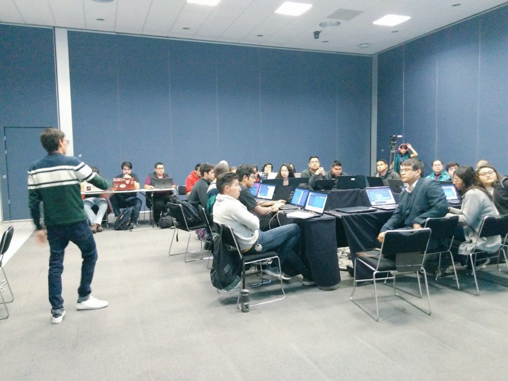 rodo_ferro's tweet image. No podían faltar las fotos: 
Taller &quot;Machine Learning as a Service (MLaaS)&quot; en el @pythondaymx. 🐍

Echen ojo al repo: 
github.com/PythonDayMX/ML…

Si se perdieron los memes en vivo, pueden seguir las transmisiones, salgo mandando saludos. 😎
#PythonDayMX2018 💻🐍🇲🇽