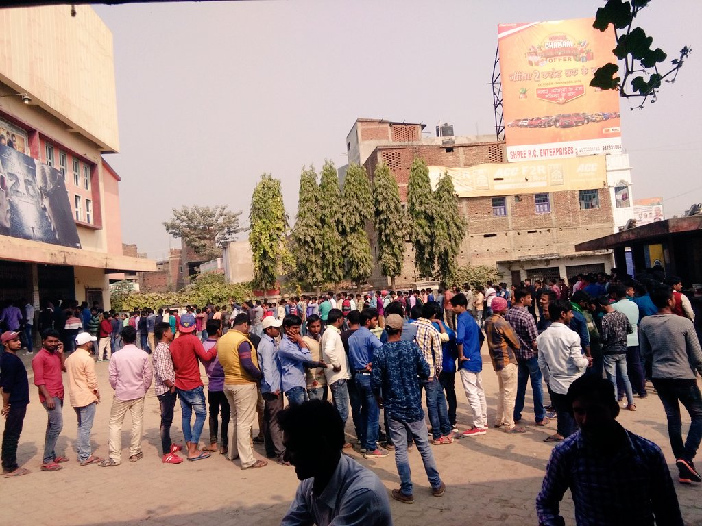 LMKMovieManiac's tweet photo. #2Point0 Hindi vers. craze in Bihar, among #AkshayKumar and #Rajinikanth fans. The film is doing very well there, rocking single screens and multiplexes.. https://t.co/dME0TTZuYA